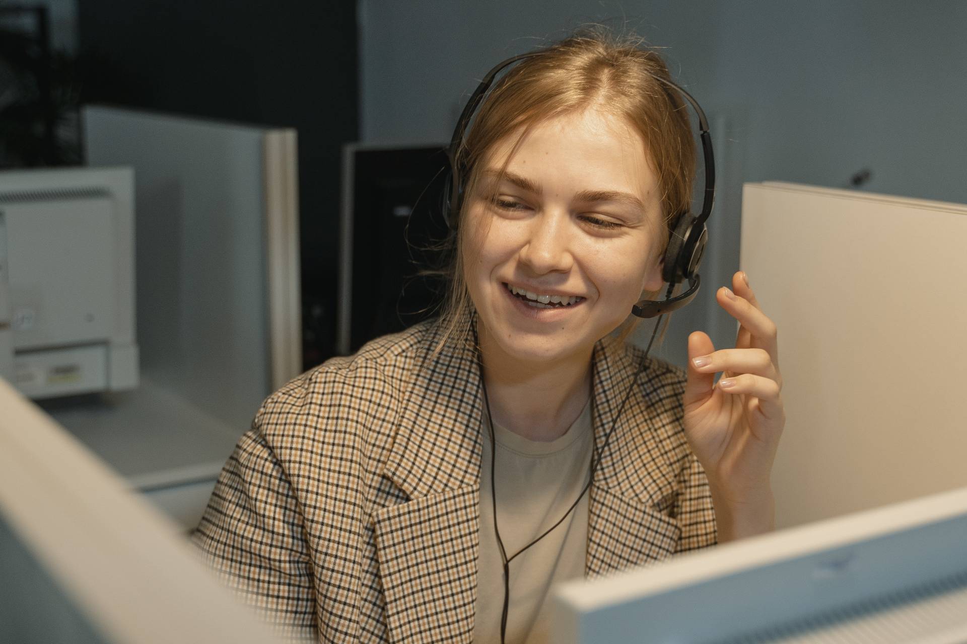 first call resolution woman answering phone